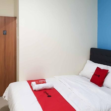 RedDoorz @ Darmo Park 1 Surabaya Otel Dış mekan fotoğraf