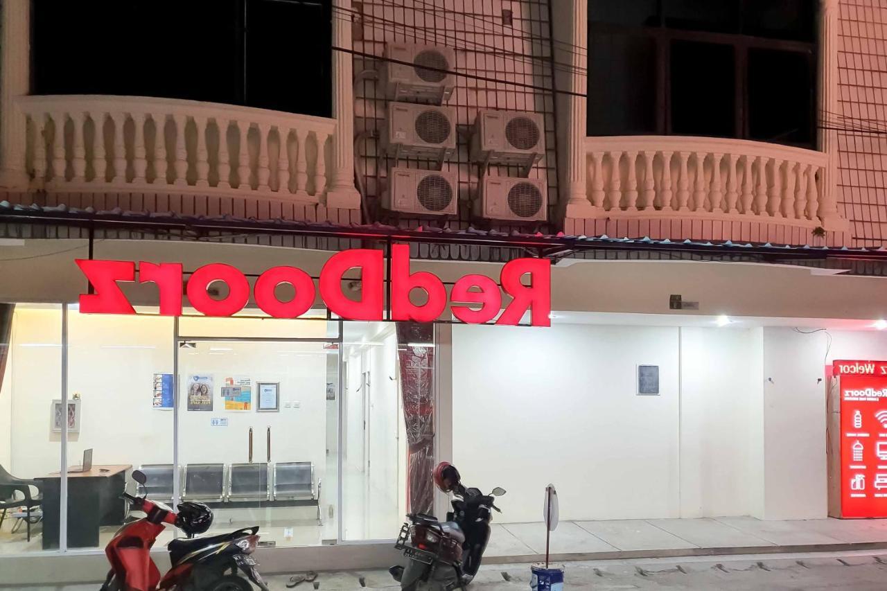 RedDoorz @ Darmo Park 1 Surabaya Otel Dış mekan fotoğraf